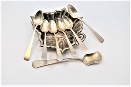 Conjunto de seis colheres de café em prata com cabos a expedir.